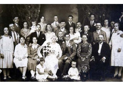 BRAZILIENII. Realizată în 1925, la o nuntă de români din San Paolo, fotografia îi reprezintă pe Margareta şi Iosif Haux încadrând un copil chiar deasupra mirilor. În colţul din dreapta jos apar soţii Elisabeta şi Iosif Nemeş, liderul grupului plecat la muncă în Brazilia, şi fiul lor născut în America. Gheorghe Iuhas, capul celei de-a treia familii care a fondat Brazilia de Tărian, e în picioare chiar în spatele lui Nemeş